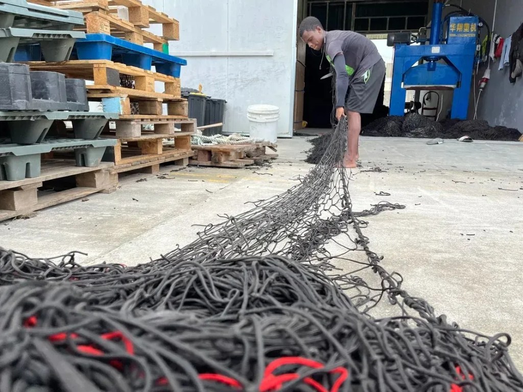 Joshua Tiatouse, Funcionário De 19 Anos Da Brikole, Corta Pedaços Das Redes De Pesca Para Que Sejam Recicladas