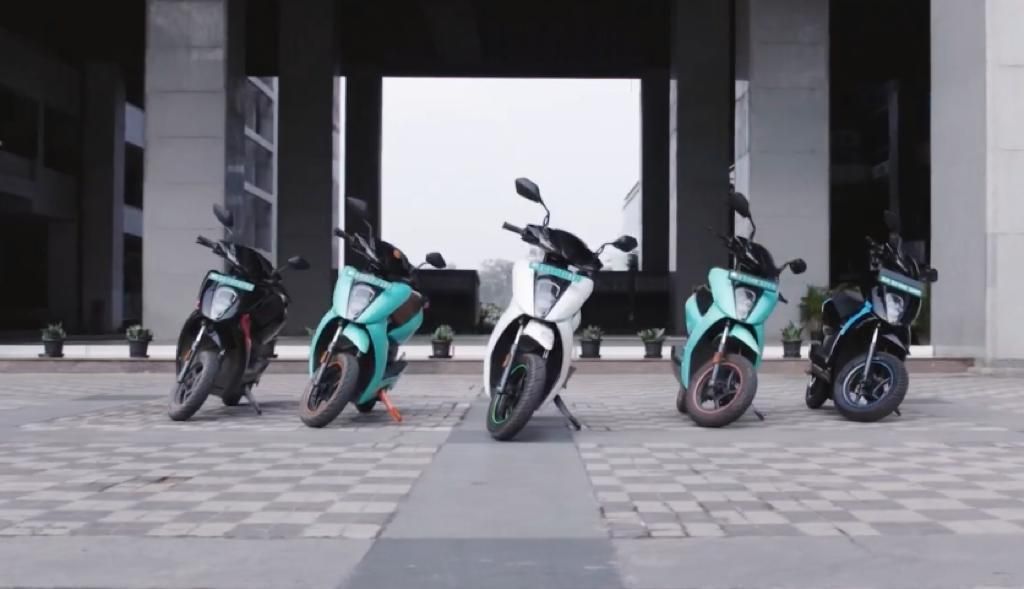 Cinco Scooters Elétricas Nas Cores Preta, Branca E Verde-Água Da Ather Energy