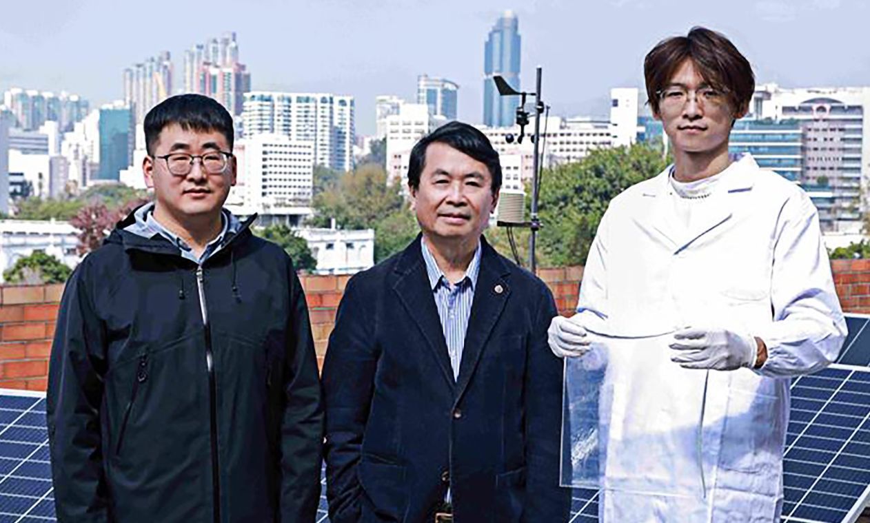 Hidrogel Reduz Aquecimento E Aumenta Em 13% A Eficiência De Painéis Solares 3 Três-Pesquisadores-Com-Um-Deles-Segurando-Película-De-Hidrogel